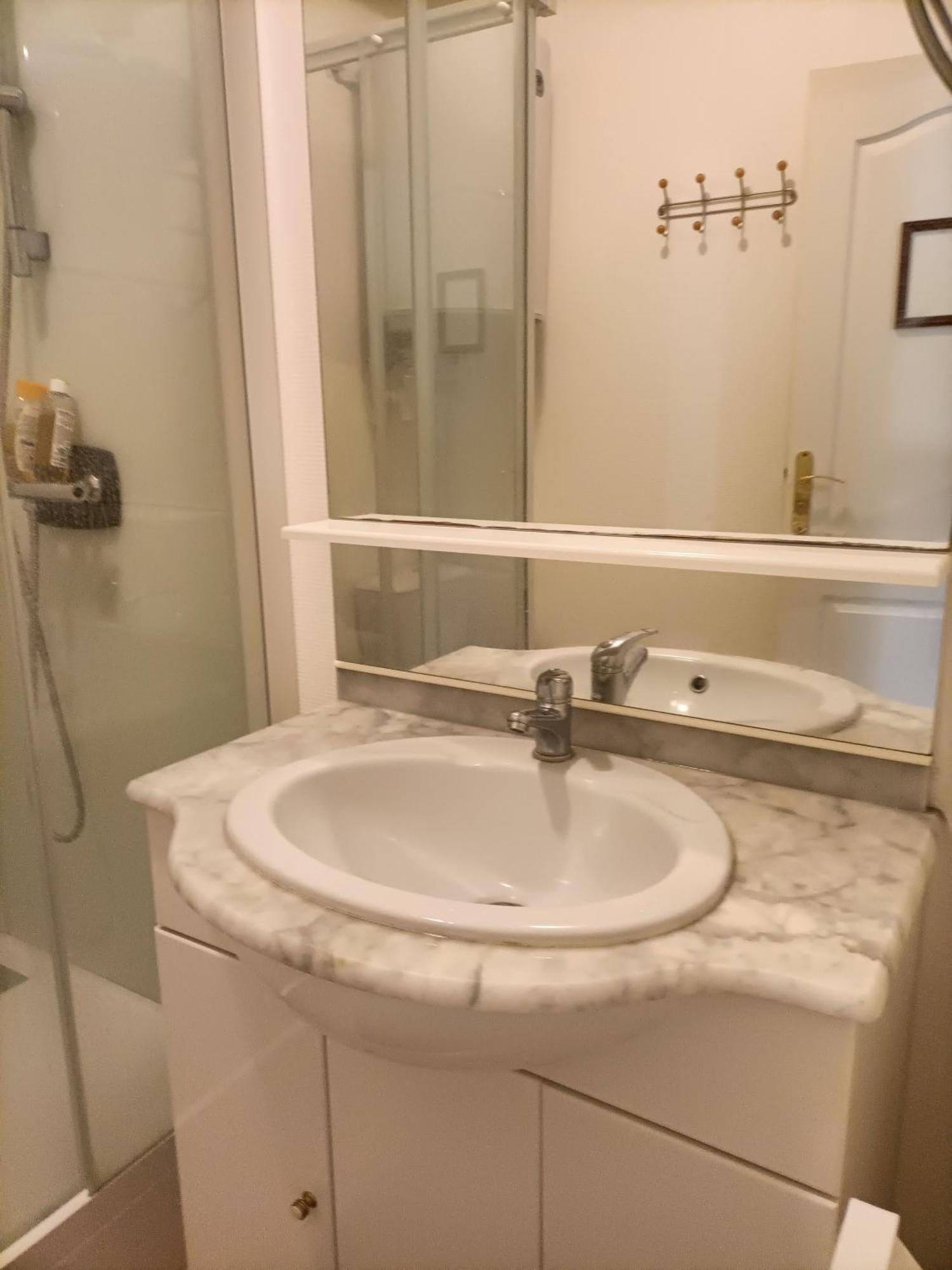 Le Cheval Blanc La Chartre Sur Le Loir Apartamento Exterior foto